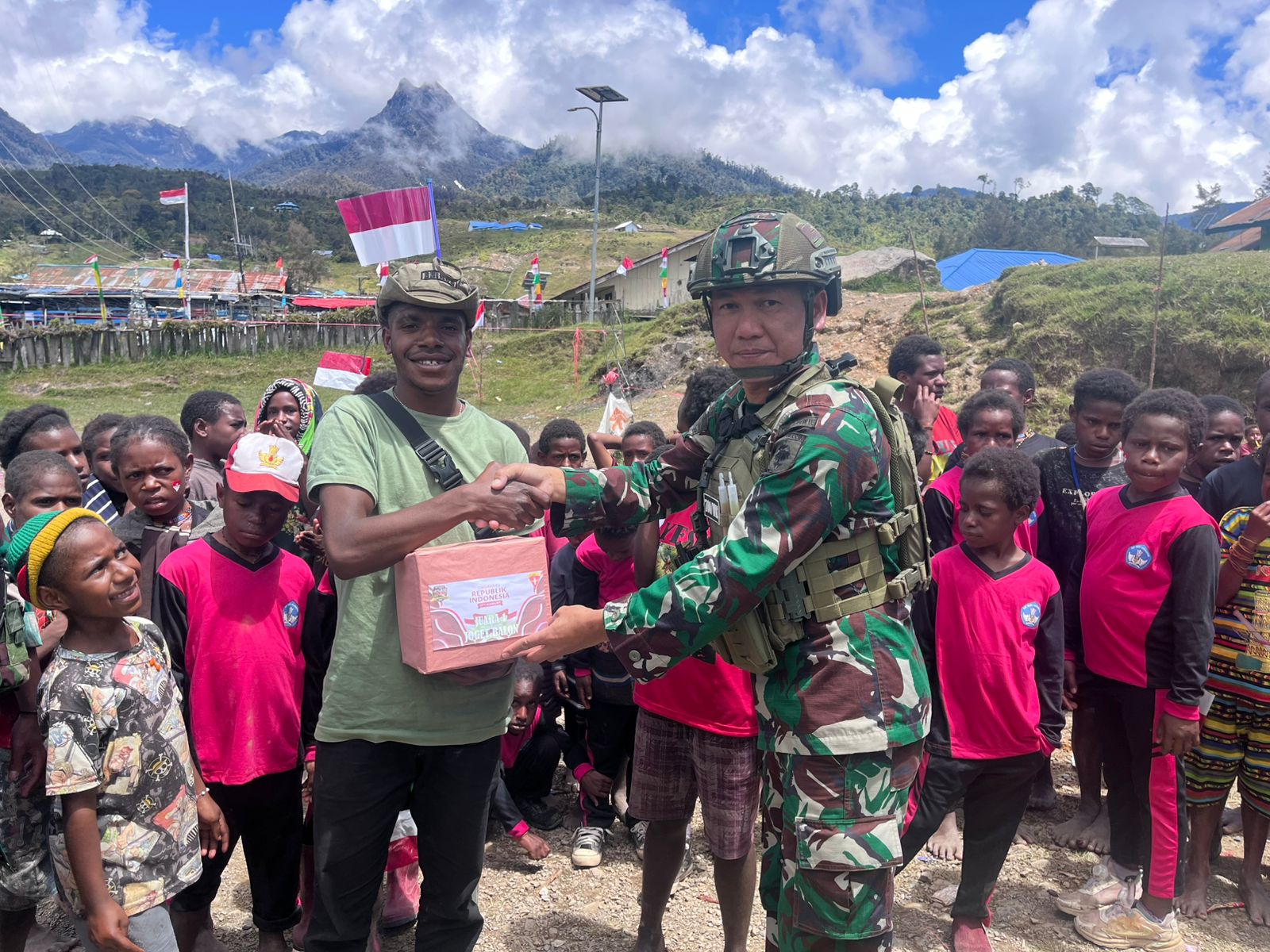 Meriah! Masyarakat Distrik Sinak Rayakan HUT RI ke-80 Bersama TNI-Polri