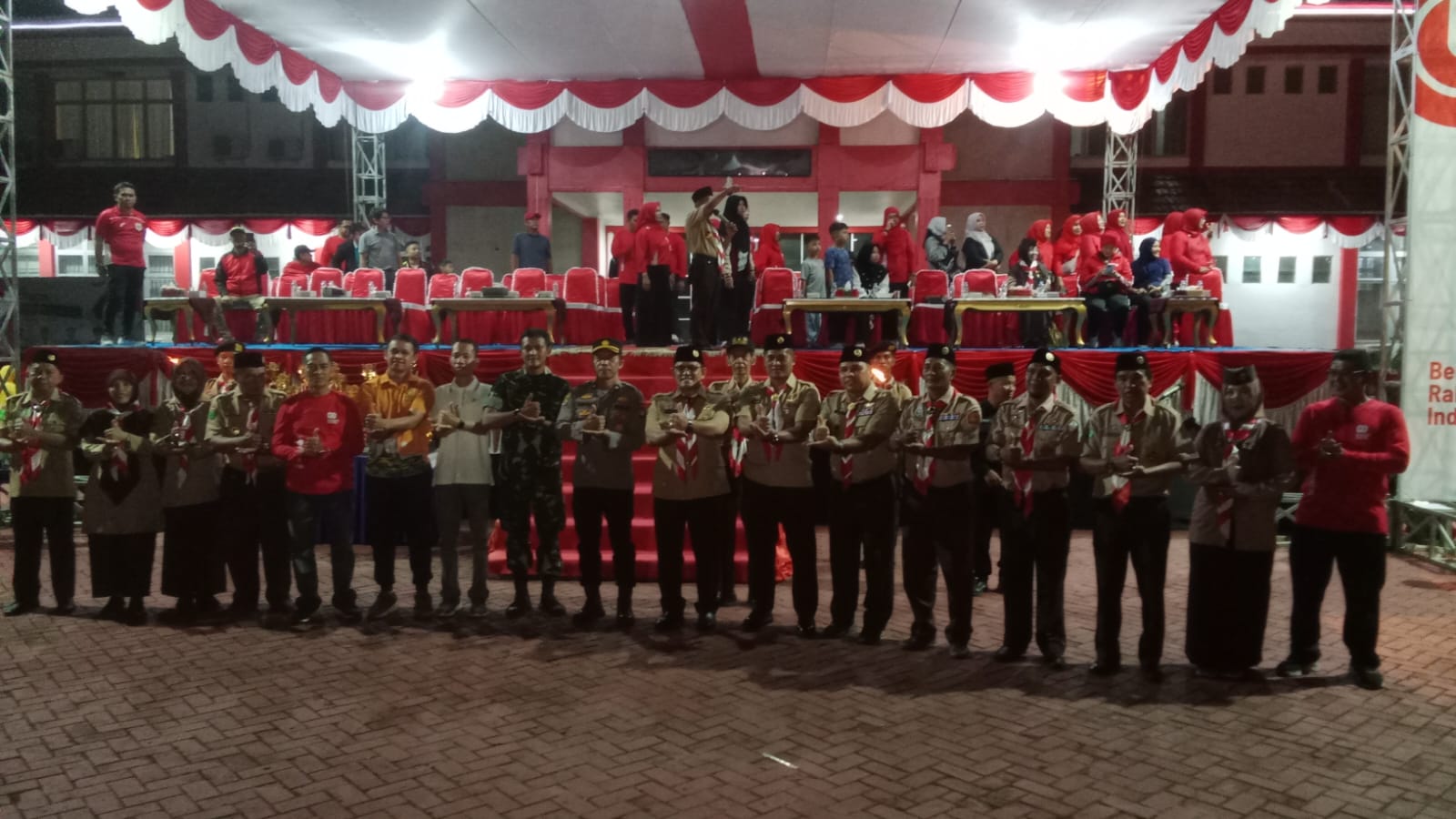 Peringati HUT Pramuka Ke 64 Dan Jelang HUT RI Ke 80 Dandim 1208/Sambas Hadiri Kegiatan Pawai Obor