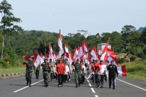 Satgas Pamtas RI-Malaysia Yonarhanud 1 Kostrad Gelar Napak Tilas Bersama Masyarakat Sajingan Besar Peringati HUT RI ke-80