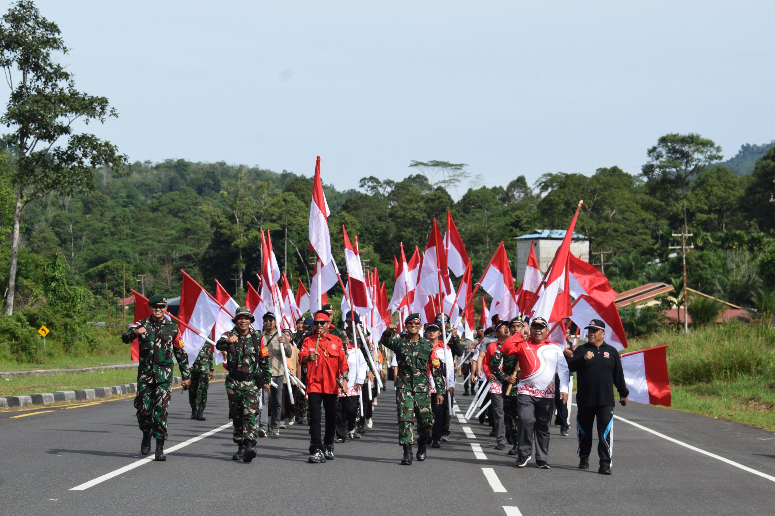 Satgas Pamtas RI-Malaysia Yonarhanud 1 Kostrad Gelar Napak Tilas Bersama Masyarakat Sajingan Besar Peringati HUT RI ke-80