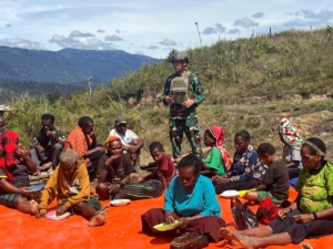 Satgas Yonif 700/WYC Menyatu di Meja Kasih: Makan Bersama Warga Pengungsian Eronggobak