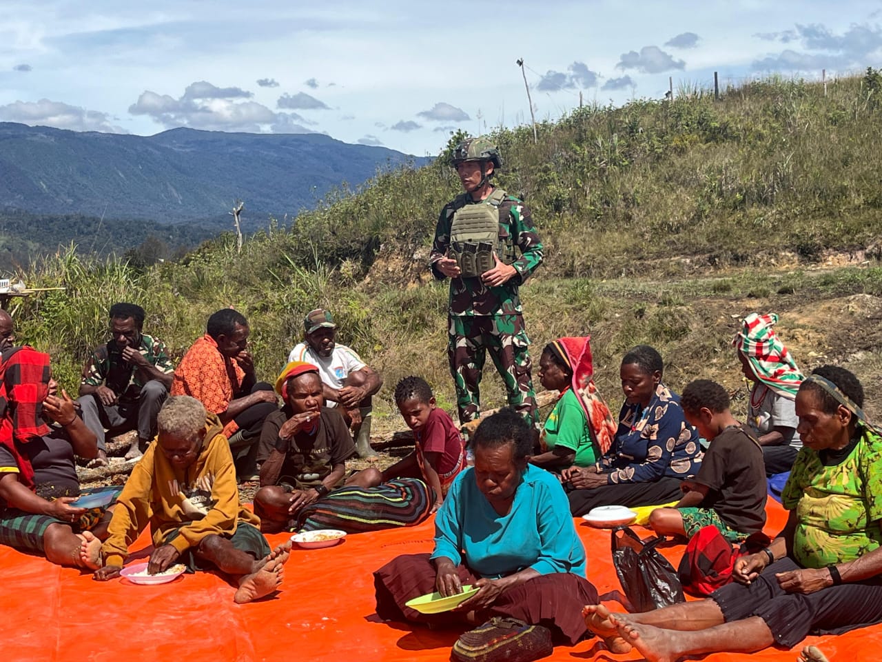 Satgas Yonif 700/WYC Menyatu di Meja Kasih: Makan Bersama Warga Pengungsian Eronggobak