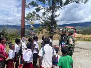 Bagikan Buku dan Alat Tulis Satgas Yonif 521/DY Untuk Anak Cerdas di Distrik Napua 