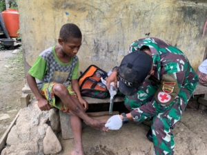Satgas Yonif 131/Brajasakti Gelar Pelayanan Kesehatan Gratis Door to Door di Kampung Kalibom
