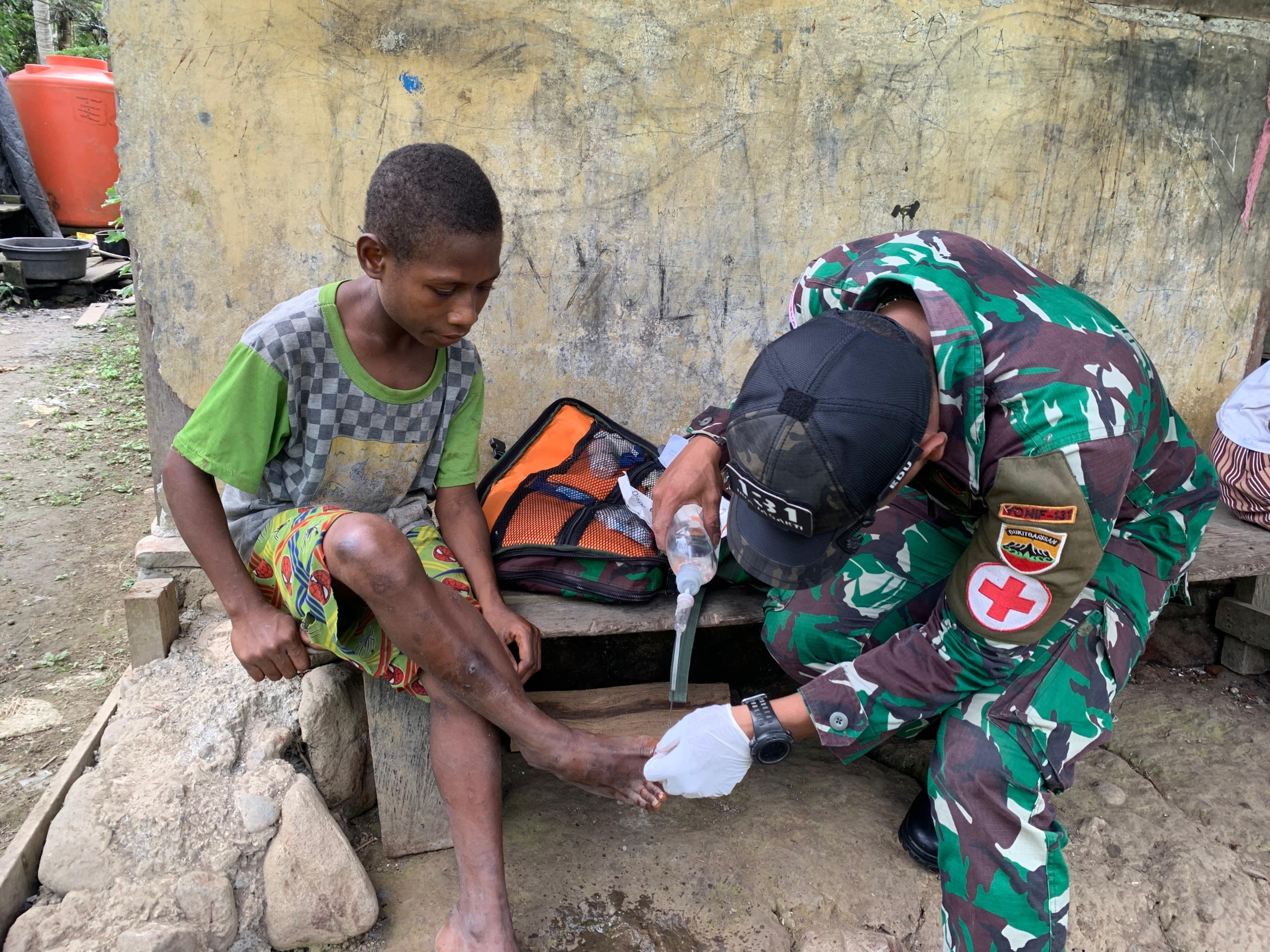 Satgas Yonif 131/Brajasakti Gelar Pelayanan Kesehatan Gratis Door to Door di Kampung Kalibom