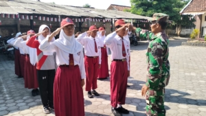 Babinsa Kademangan Latih PBB di Sekolah: Menanamkan Disiplin dan Karakter Sejak Dini