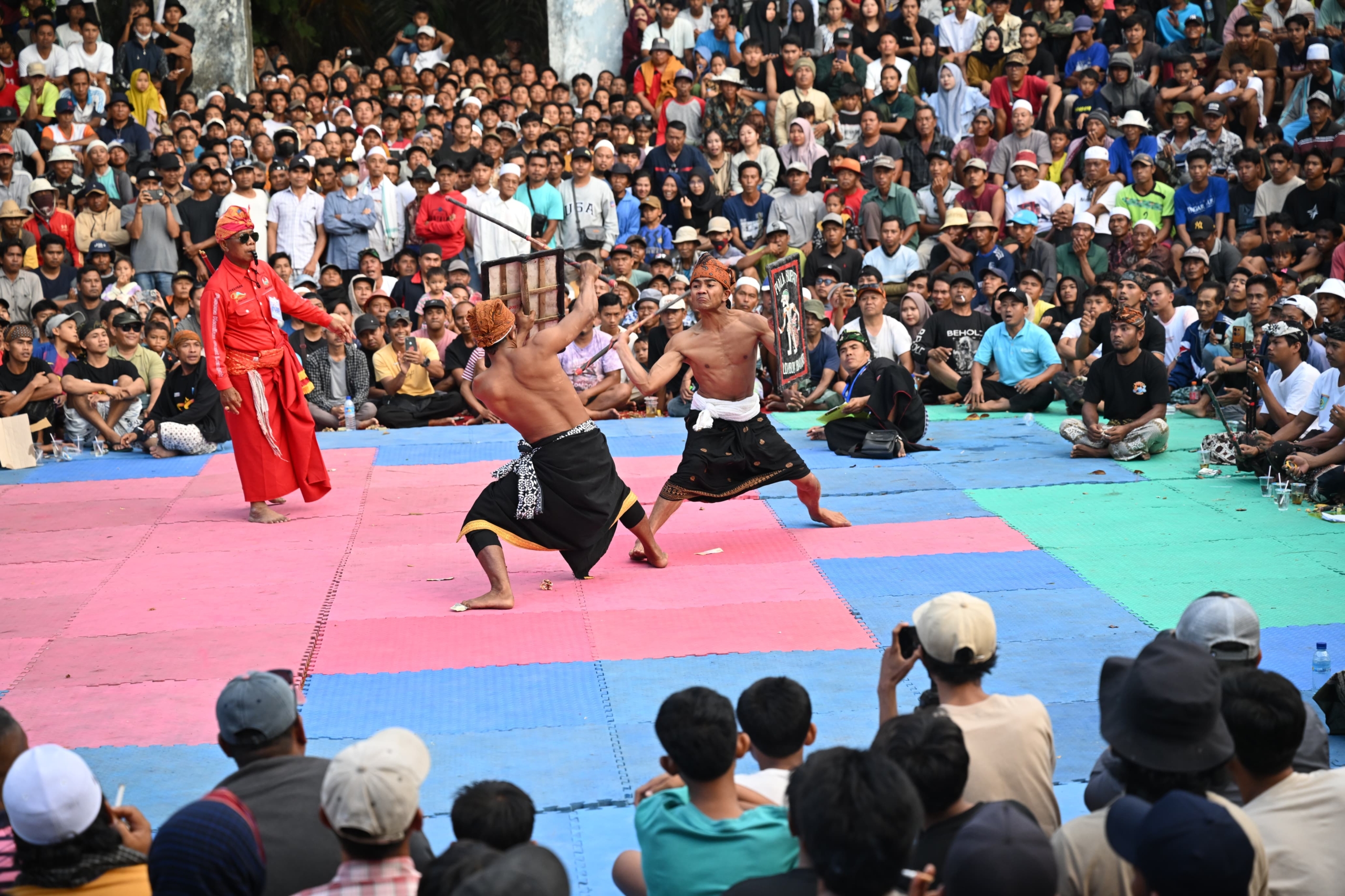 Tonton Kesatria Sasak Dalam Peresean, Wamen Viva Yoga: Menanamkan Jiwa Pemberani, Pantang Menyerah dan Sportif