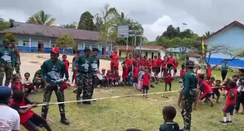 Semarakkan HU ke-80 RI Satgas Yonif 763/SBK Gelar Perlombaan di SD 13 Kumurkek
