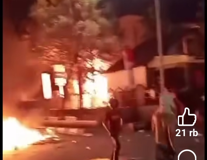 Makassar Menyala!! Kantor DPRD Kota di Bakar, 4 Meninggal Dunia, Puluhan Luka Berat dan Ringan