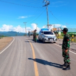 Satgas Pamtas RI-RDTL Pos Oelbinose Laksanakan Sweeping di Jalan Desa Oelbinose dan Desa Tasinifu