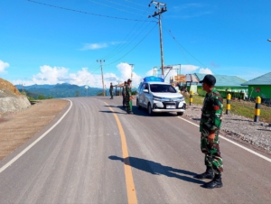 Satgas Pamtas RI-RDTL Pos Oelbinose Laksanakan Sweeping di Jalan Desa Oelbinose dan Desa Tasinifu