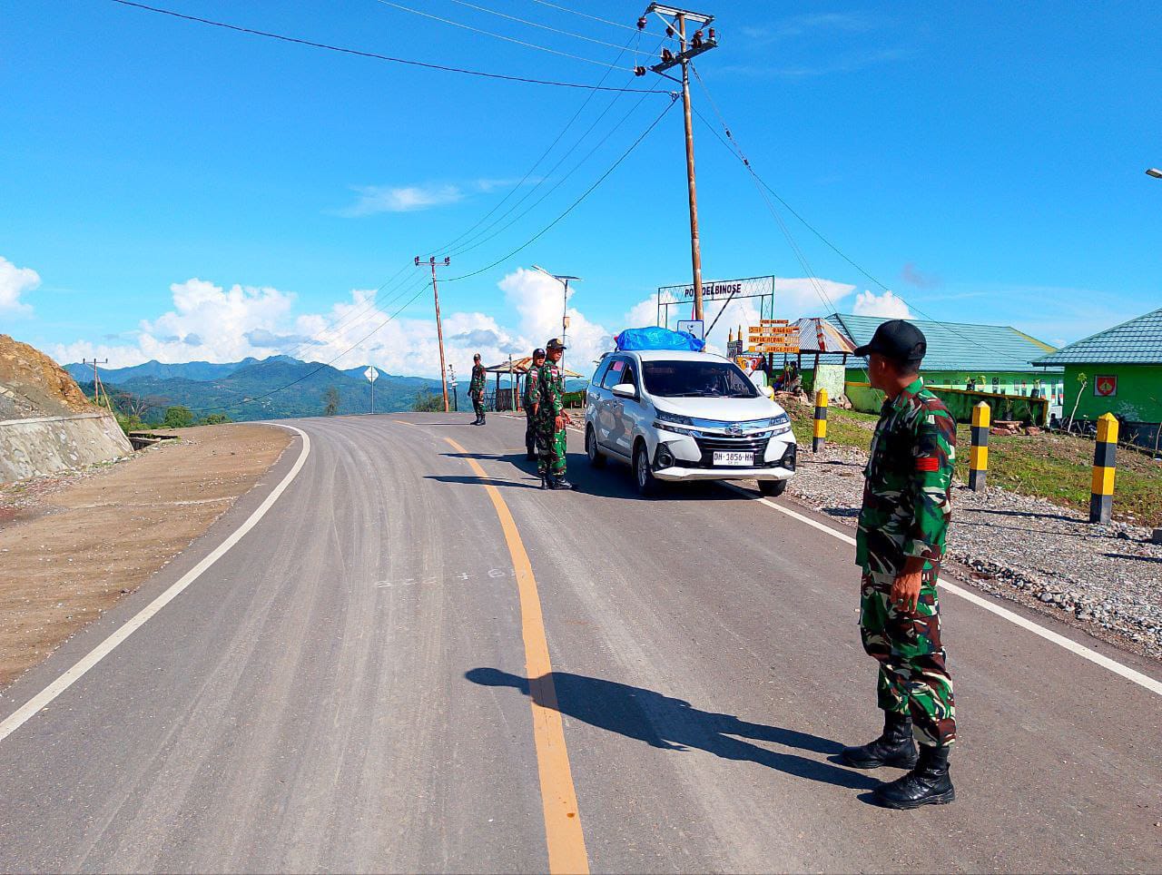 Satgas Pamtas RI-RDTL Pos Oelbinose Laksanakan Sweeping di Jalan Desa Oelbinose dan Desa Tasinifu