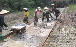 Bangun Kedekatan Dengan Rakyat, Satgas Yonkav 3/AC Bantu Warga Perbatasan Cor Jalan