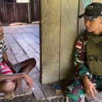Satgas Yonif 131/Brajasakti Berikan Pelayanan Kesehatan ke Rumah Warga Kampung Pitewi Perbatasan Papua