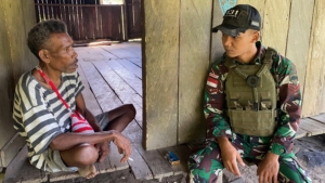 Satgas Yonif 131/Brajasakti Berikan Pelayanan Kesehatan ke Rumah Warga Kampung Pitewi Perbatasan Papua