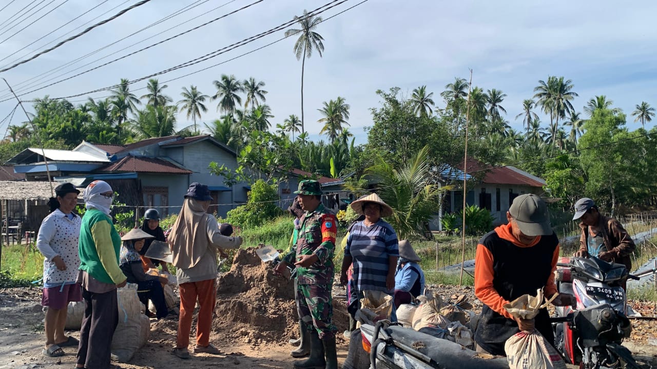 Bentuk Kemanunggalan TNI Rakyat, Anggota Koramil 1208-04/Jawai Bersama Warga Timbun Jalan Rusak