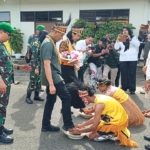 Disambut Prosesi Adat Injak Piring, Pangdam Kasuari dan Ketua Persit KCK Daerah XVIII/Kasuari Resmi Jejakkan Kaki di Bumi Kasuari