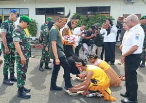 Disambut Prosesi Adat Injak Piring, Pangdam Kasuari dan Ketua Persit KCK Daerah XVIII/Kasuari Resmi Jejakkan Kaki di Bumi Kasuari