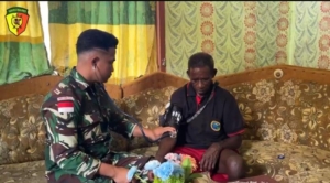 Jalin Kedekatan Dengan Masyarakat, Satgas Yonif 763/SBA Door to Door Berikan Yankes di Kampung Aisyo