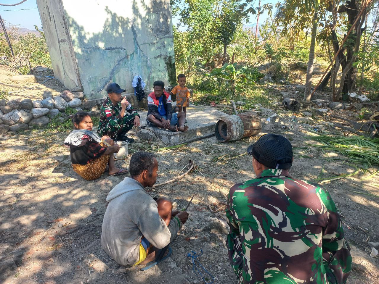 Satgas Pamtas Laksanakan Anjangsana dan Wawasan Kesehatan di Dusun Oeana