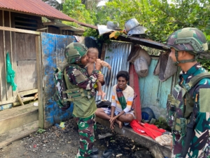 Binter Terbatas Satgas Yonif 521/DY Komunikasi Sosial di Kampung Muaranawa 