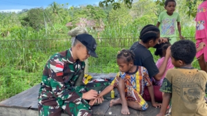 Satgas Yonif 131/Brajasakti Gelar Pelayanan Kesehatan di Kampung Banda Waris