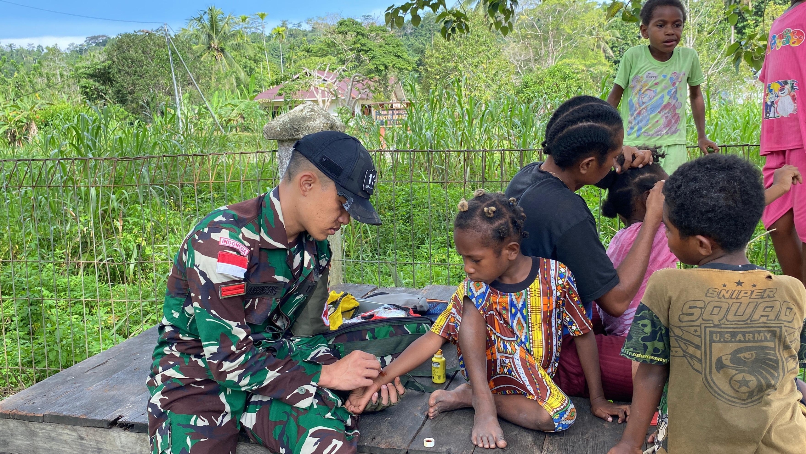 Satgas Yonif 131/Brajasakti Gelar Pelayanan Kesehatan di Kampung Banda Waris