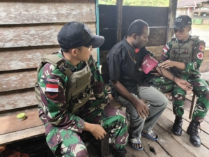 Satgas Yonif 131/Brajasakti Gelar Pelayanan Kesehatan di Kampung Ampas