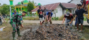 Bantu Kesulitan Rakyat Babinsa Sarang Burung Usrat Gotong Royong Perbaiki Jalan Wilayah Binaan