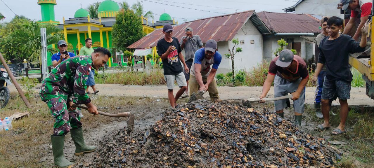 Bantu Kesulitan Rakyat Babinsa Sarang Burung Usrat Gotong Royong Perbaiki Jalan Wilayah Binaan