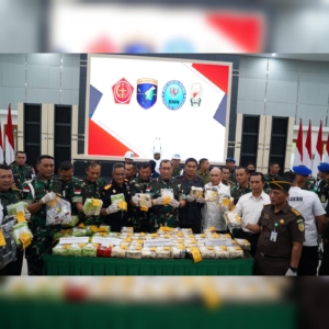 Satgas Yonarhanud 1/PBC Kostrad Berhasil Cegah Masuknya Narkoba, Pangdam XII/Tpr Serahkan 63 Kilogram Sabu dan Pelaku ke BNNP Kalbar