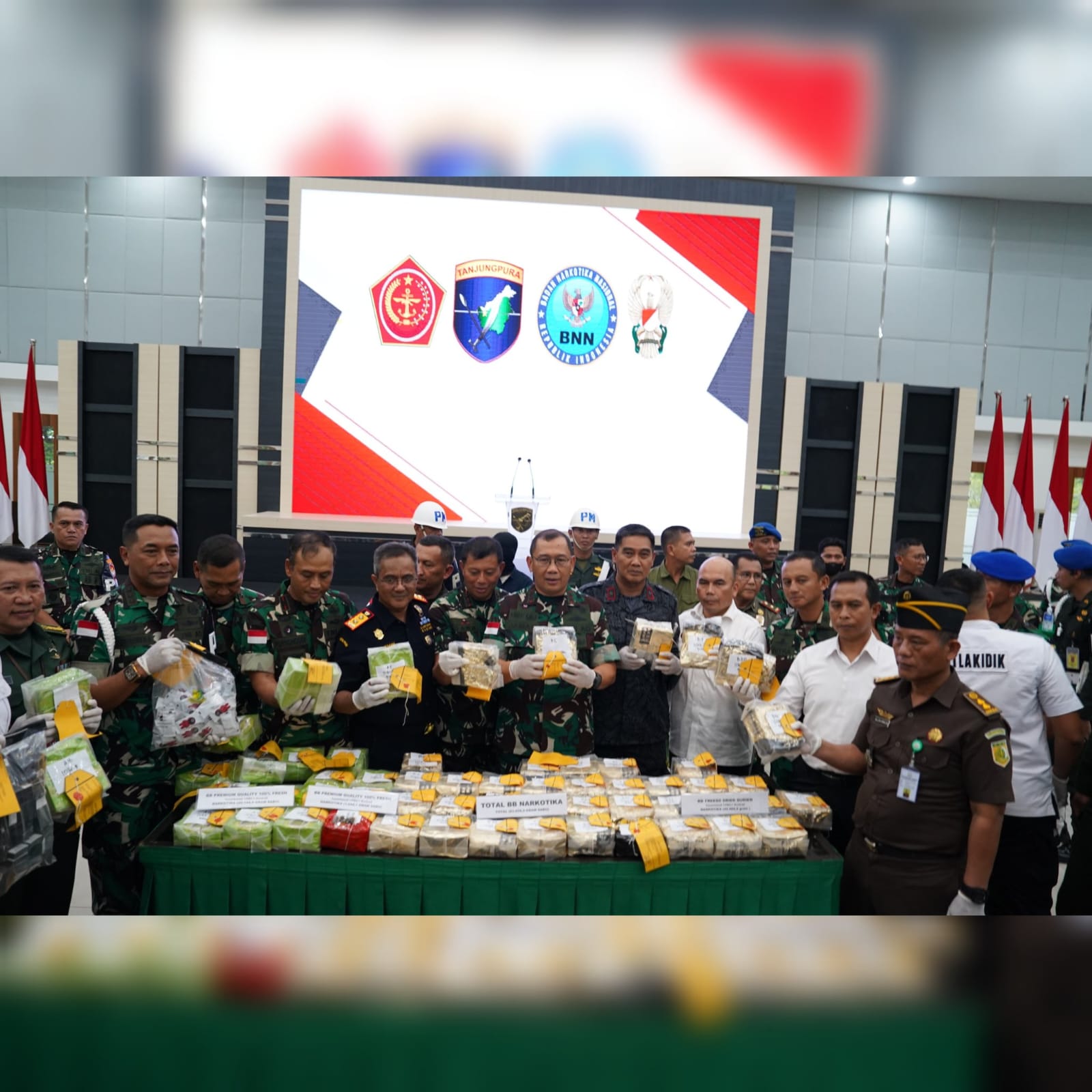 Satgas Yonarhanud 1/PBC Kostrad Berhasil Cegah Masuknya Narkoba, Pangdam XII/Tpr Serahkan 63 Kilogram Sabu dan Pelaku ke BNNP Kalbar