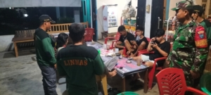 Komitmen Jaga Keamanan Lingkungan Babinsa dan Linmas Gelar Patroli Malam
