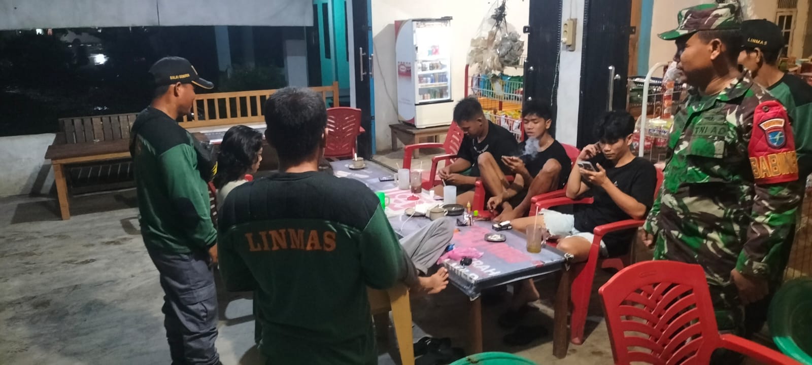 Komitmen Jaga Keamanan Lingkungan Babinsa dan Linmas Gelar Patroli Malam