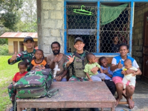 Satgas Yonif 131/Brajasakti Door to Door Layani Kesehatan Warga Pyiawi 