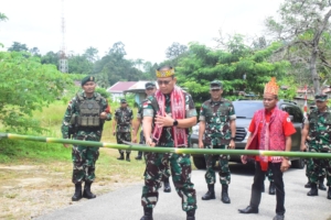 Pangkogasgabpamtaswil Darat XII/Tpr Tinjau Kesiapan Satgas Pamtas Yonarhanud 1 Kostrad di Pos Kotis Entikong