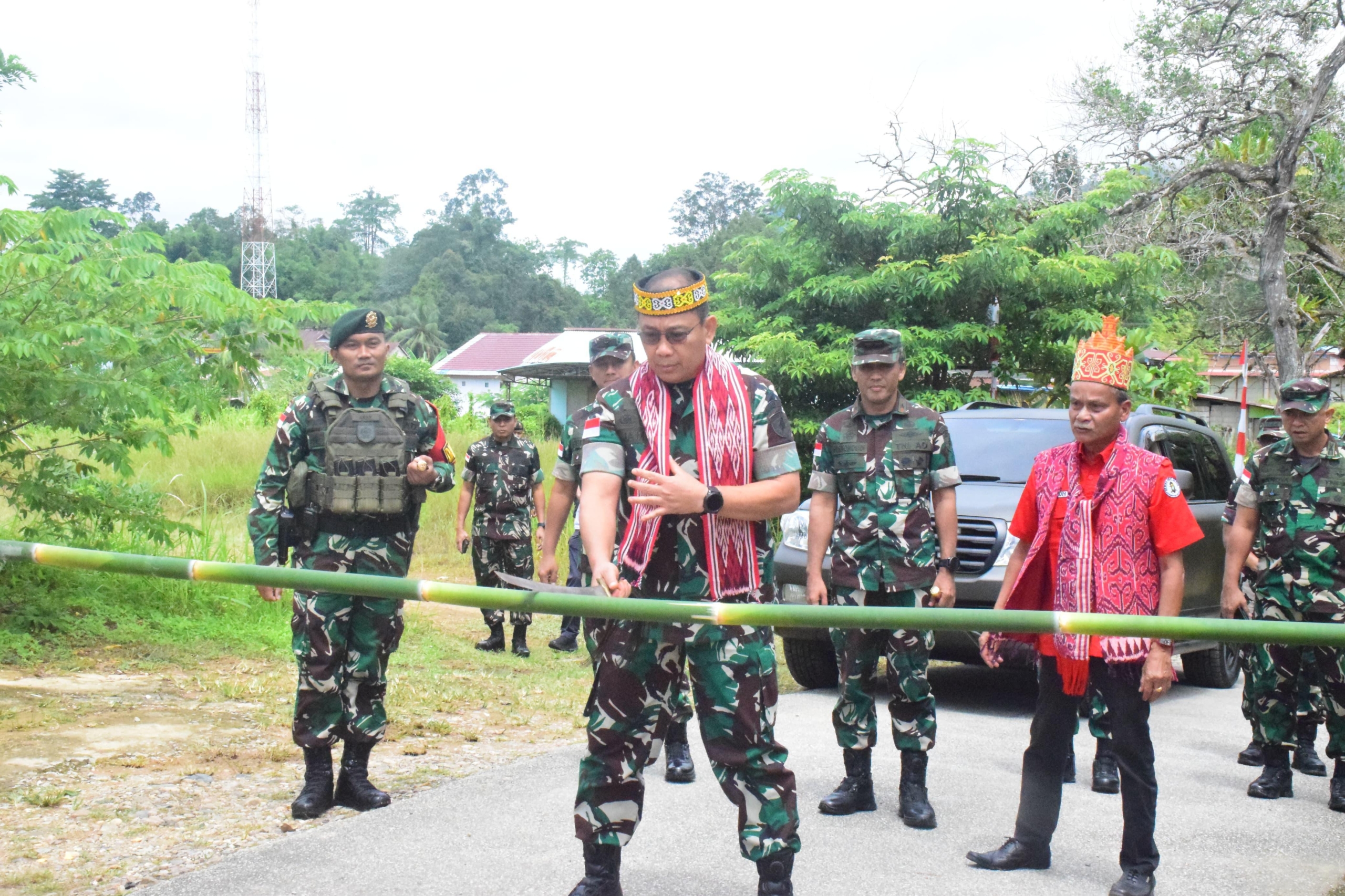 Pangkogasgabpamtaswil Darat XII/Tpr Tinjau Kesiapan Satgas Pamtas Yonarhanud 1 Kostrad di Pos Kotis Entikong