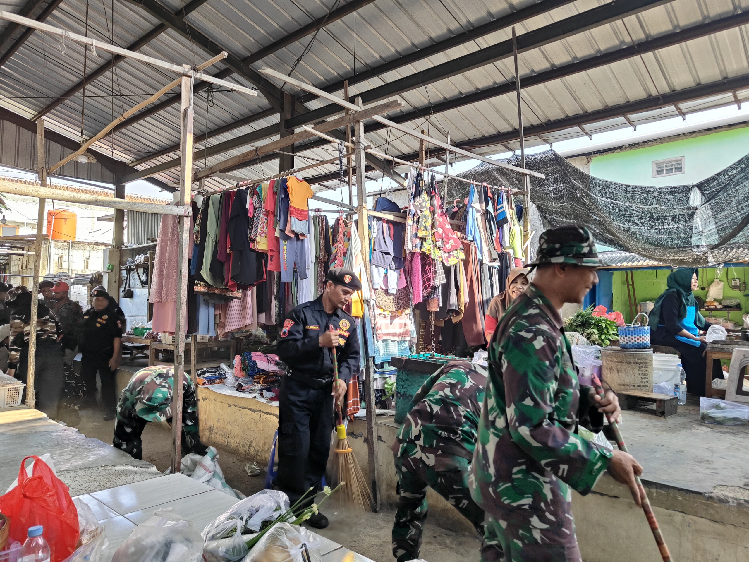 Peringati HUT TNI dan HUT Kodam IV/Dip, Kodim Sragen bersih bersih pasar