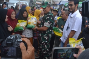 Dandim 1208/Sambas Dampingi Bupati Laksanakan Gerakan Pasar Murah Desa Penjajap