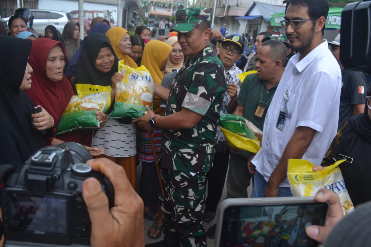 Dandim 1208/Sambas Dampingi Bupati Laksanakan Gerakan Pasar Murah Desa Penjajap