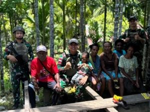 Satgas Yonif 131/Brajasakti Berikan Pelayanan Kesehatan Door to Door di Kampung Wembi