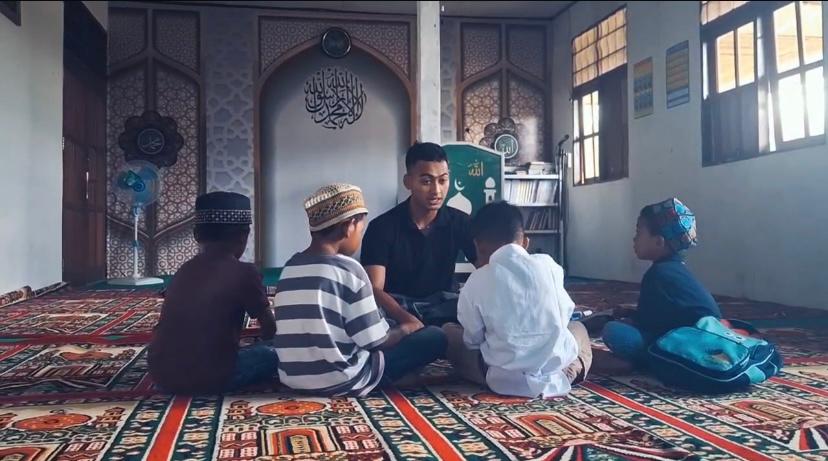 Satgas Yonif 763/SBA Pos Fef Ajak Anak-anak Belajar Mengaji di Mushola Al-Ikhlas