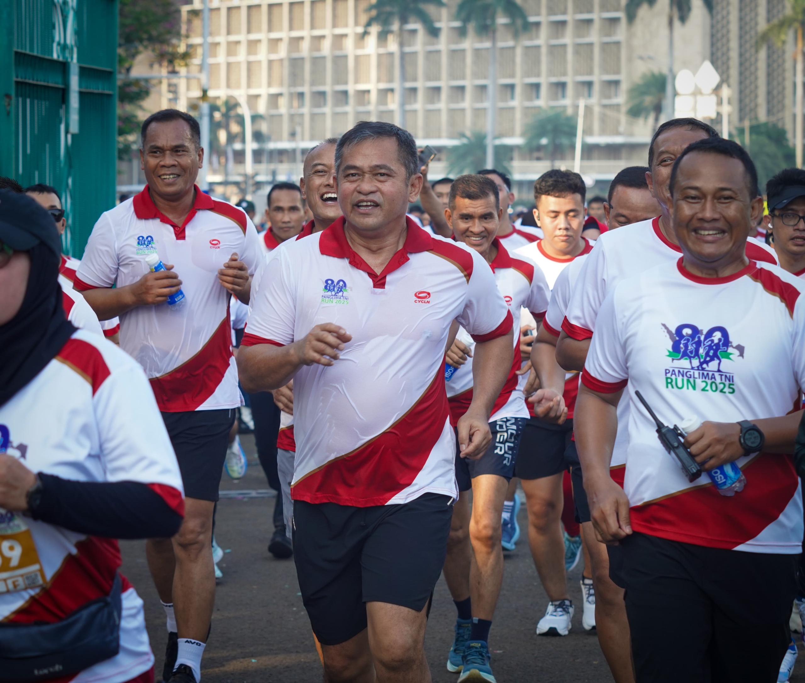 Kasad Menyentuh Garis Finish, Rakyat Menyambut: Panglima TNI Run Warnai HUT ke-80 TNI