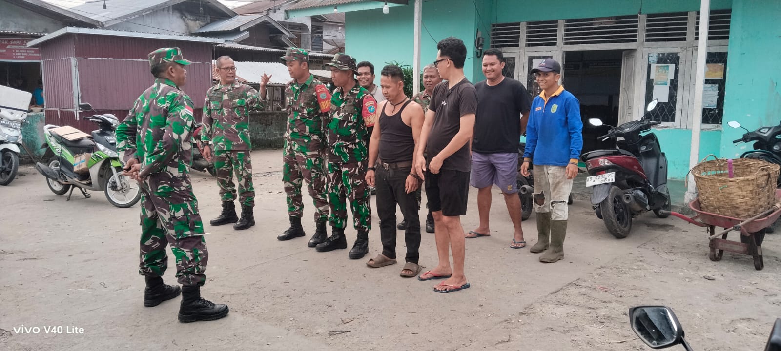 Wujud Kepedulian Terhadap Lingkungan, Koramil 1208-01/Sambas Ajak Warga Laksanakan Karya Bakti di Pasar