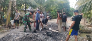 Bantu Kesulitan Warga Anggota Koramil 04/Jawai Ajak Warga Gotong Royong Perbaiki Jalan Rusak
