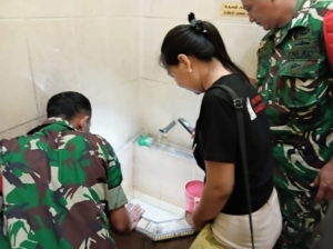 Babinsa dan Bidan Desa Laksanakan PSN Cegah DBD