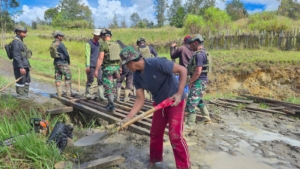 Satgas Yonif 700/Wyc Turun Tangan, Perbaiki Jembatan Pengubung Harapan di Puncak