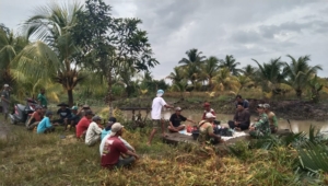 Peduli Lingkungan, Anggota Koramil 05/Pemangkat Ajak Warga Laksanakan Karya Bakti Bersihkan Parit