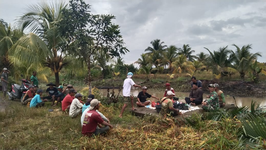 Peduli Lingkungan, Anggota Koramil 05/Pemangkat Ajak Warga Laksanakan Karya Bakti Bersihkan Parit
