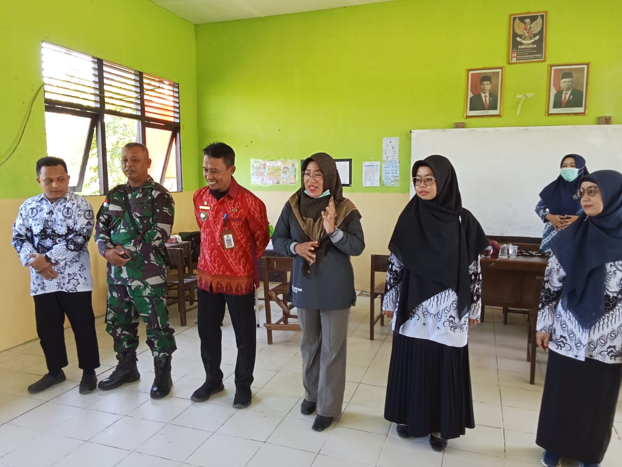 Komandan Koramil 06 /Selakau Hadiri Kegiatan Cek Kesehatan Gratis Bagi Siswa SMPN 03 Satu Atap Sempadang